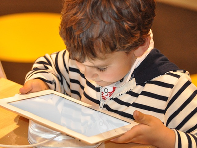 Guias orientam crianças e pais para uso seguro da internet